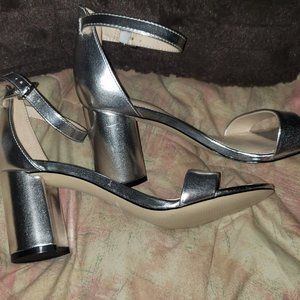 NINE WEST SIVER ANKLE STRAP BLOCK HEEL - SIZE 7.5